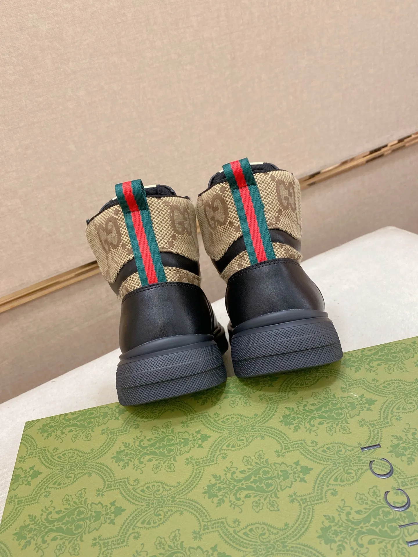 Men's clothing and shoes: 420💰 (GUCCI) The latest model from the official website🎁🎁Casual and fashionable men's shoes👟, hot style💥The version is simple and elegant, exclusive for trendy men. The unique latest brand elements from the official website👑Original Gucci decoration, fashionable and generous, the fabric is original cowhide ✅Mesh breathable lining, the official website specifies wear-resistant casual outsole, the classic model is taken in kind at the counter🎬38-44 (can be customized for 45 non-refundable)